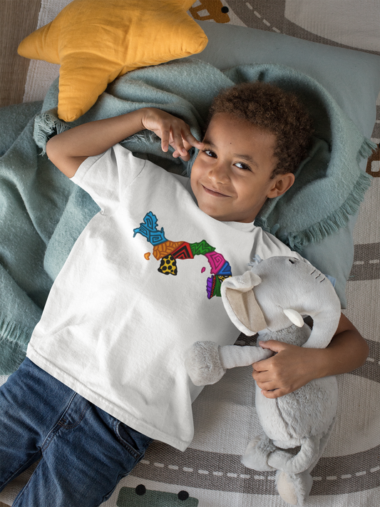 Niño usando t-shirt con silueta del mapa de Panamá